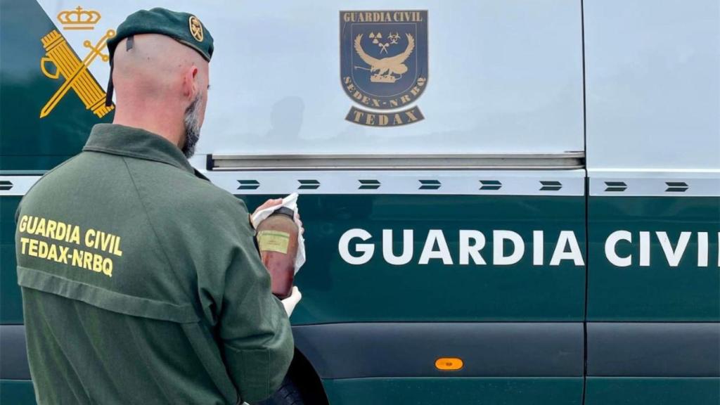 Retiran en Padrón (A Coruña) un envase de un ácido potencialmente explosivo.