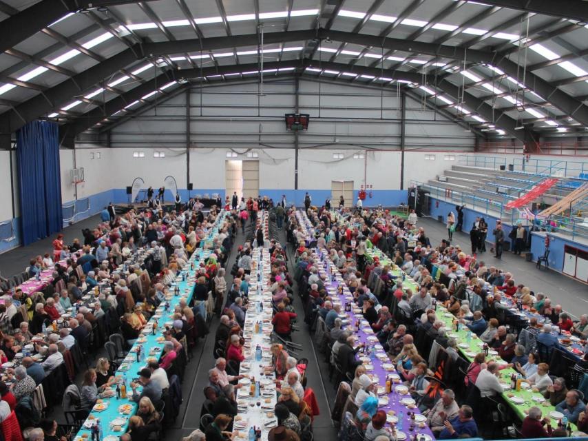 Cocido de los Mayores en el pabellón de Bertamiráns, en Ames.