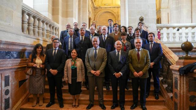 El alcalde de Sevilla, José Luis Sanz, posa junto al equipo encargado de organizar el Centenario de la Expo de 1929.