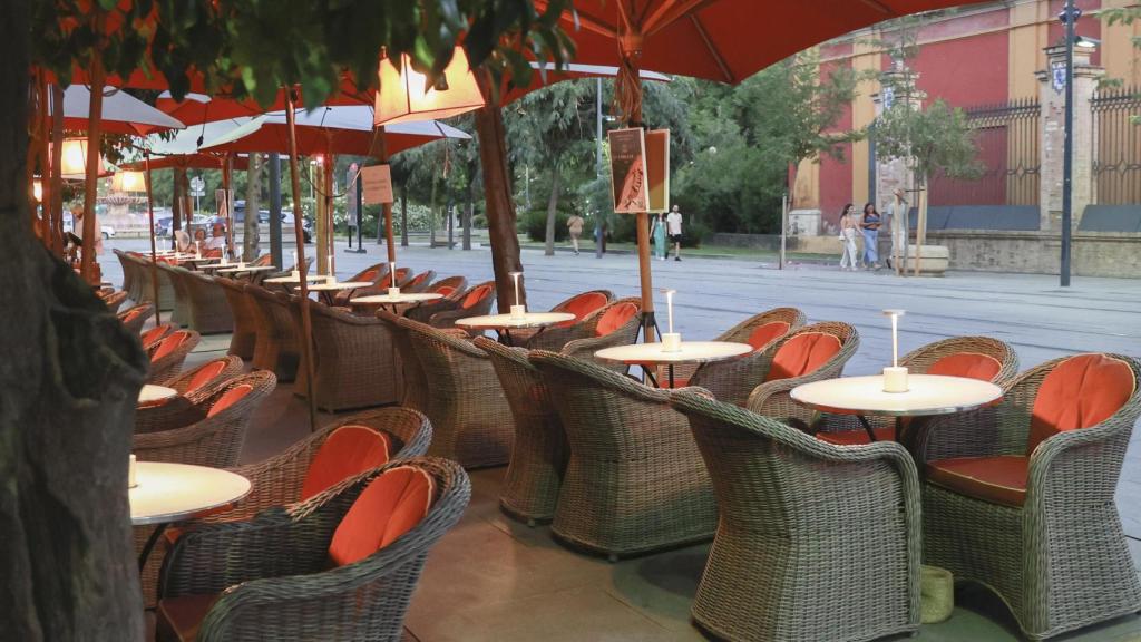 Veladores en la calle San Fernando de Sevilla.