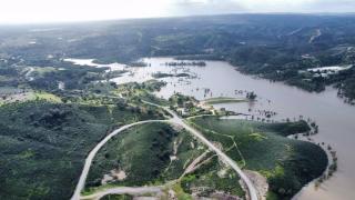 Crecida del caudal del río en Aznalcóllar tras las lluvias.