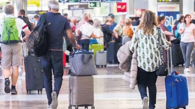 Viajeros en un aeropuerto, en imagen de archivo.