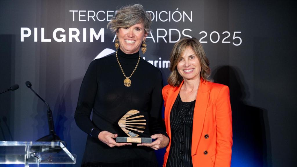 Carmen Touza, representante de la Fundación ENKI, con Nava Castro, alcaldesa de Ponteareas