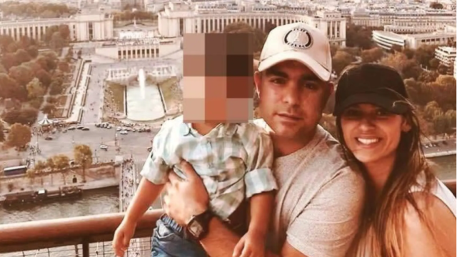 Jaime sujeta en brazos a su hijo junto a la difunta Andrea en una imagen de Facebook.