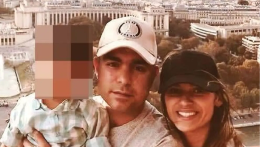 Jaime sujeta en brazos a su hijo junto a la difunta Andrea en una imagen de Facebook.