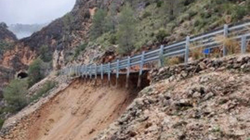 Carretera afectada por un derrumbamiento en Ayna.