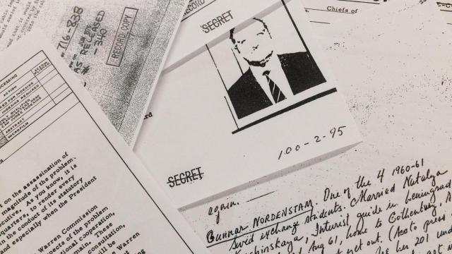 Exhiben en Washington D.C. documentos sobre el asesinato de Kennedy tras orden de Trump, el 18 de marzo de 2025.
