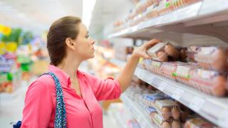 Imagen de archivo de una persona comprando huevos.