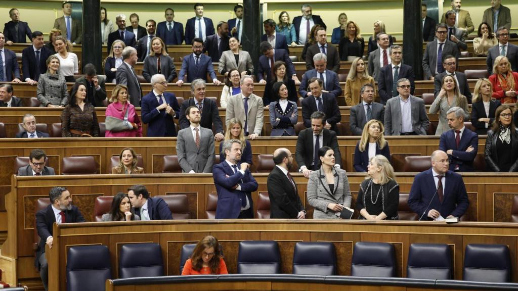 Los diputados del PP con, su portavoz Miguel Tellado a la cabeza, plantan cara al vicepresidente del Congreso.
