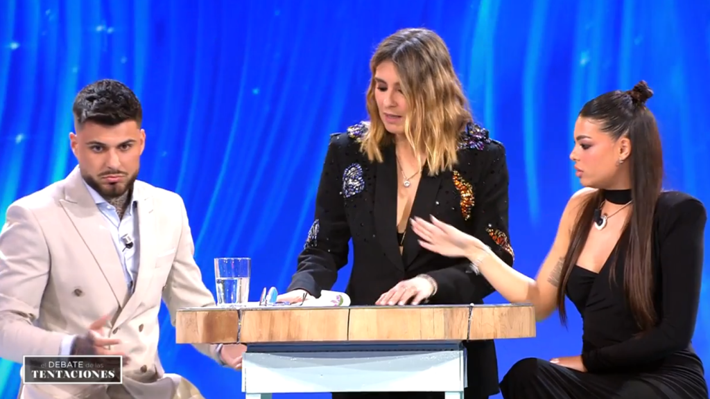Sandra Barneda modera el debate entre Ana y Fran en 'La isla de las tentaciones'.