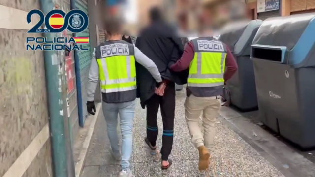 La Policía Nacional, en el momento de la detención del hombre que escupió y agredió a las jóvenes.