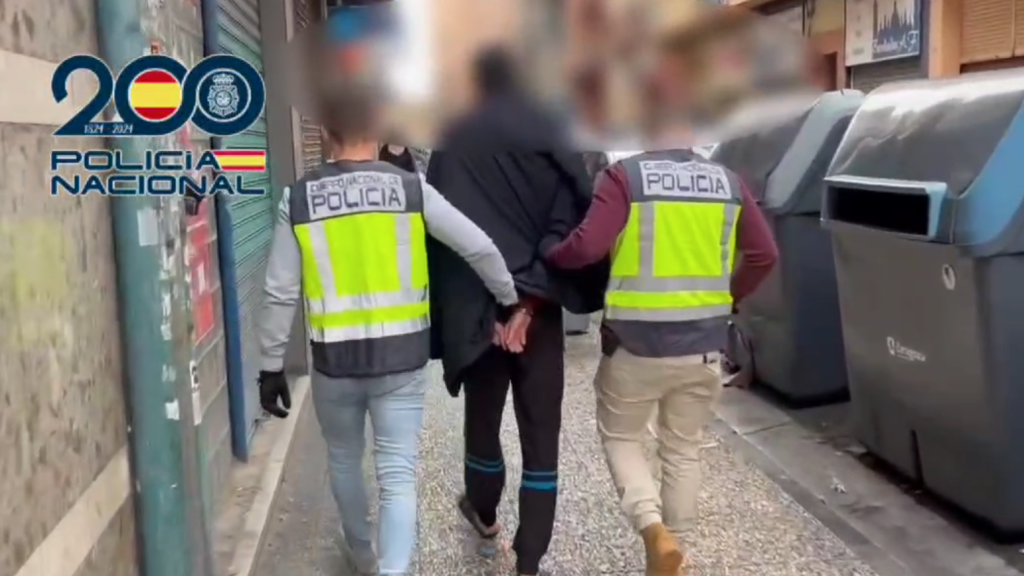 La Policía Nacional, en el momento de la detención del hombre que escupió y agredió a las jóvenes.