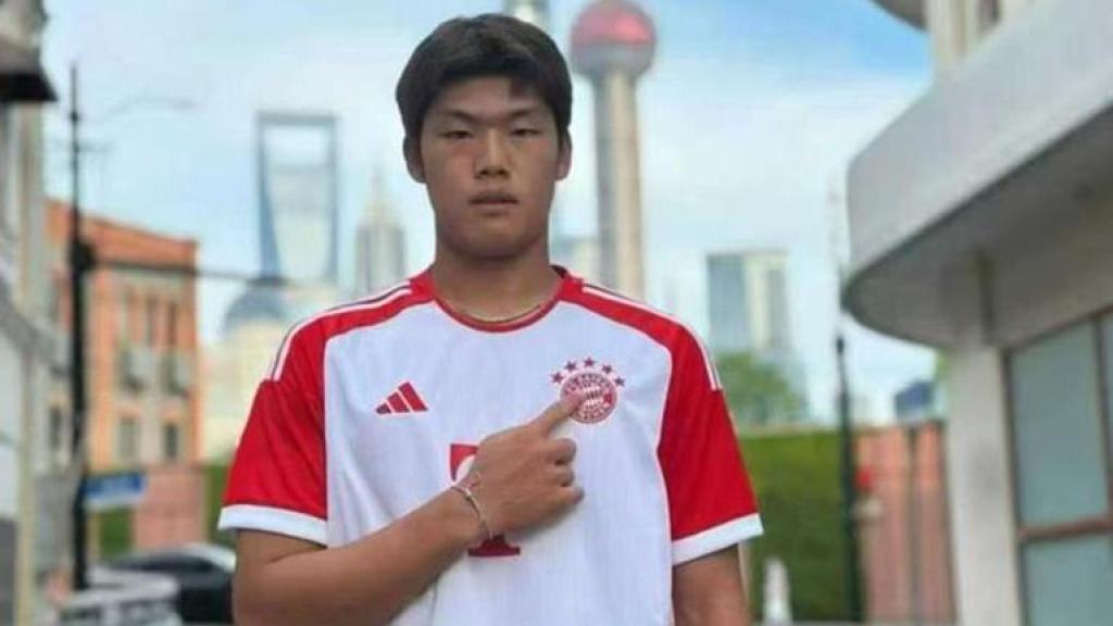 Guo Jiaxuan posa con la camiseta del Bayern de Múnich.