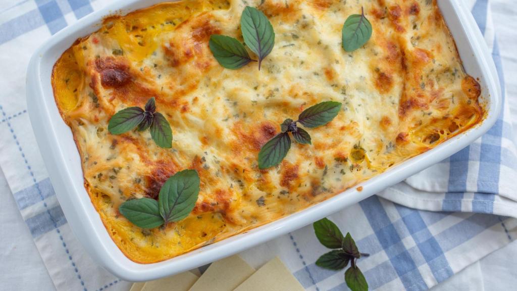 Una lasaña recién hecha (Imagen de archivo)