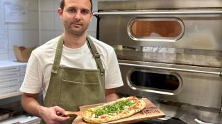 Así es la pizza que se hacía en la Antigua Roma que rescata un chef venezolano desde Vallecas