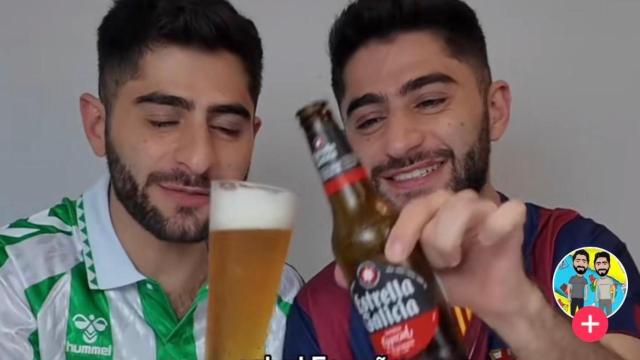 Mexicanos prueban la estrella Galicia