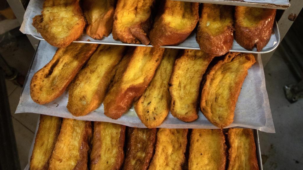 Elaboración de torrijas para Semana Santa.