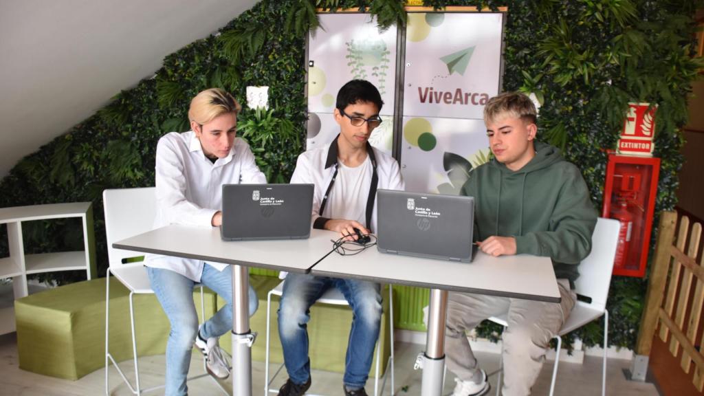 Los alumnos trabajando en el proyecto Sunnydeis.