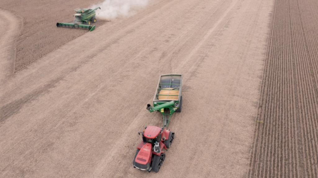 Vista aérea de una cosechadora mientras cosecha soja en Deerfield, Ohio, EEUU.
