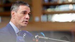 Pedro Sánchez atiende a los medios a su llegada a Bruselas.