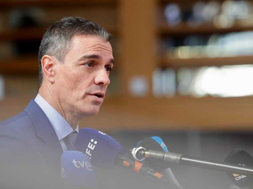 Pedro Sánchez atiende a los medios en Bruselas.