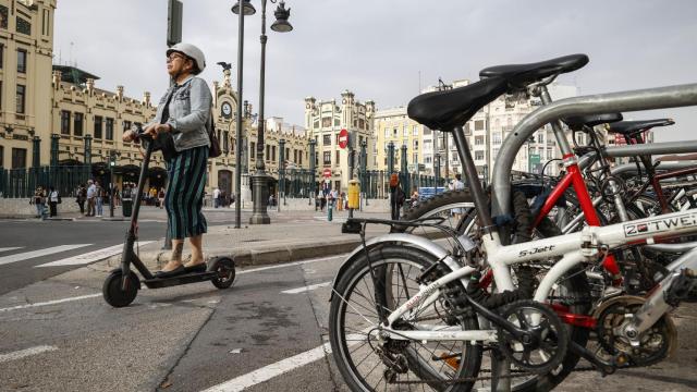 Una mujer con un patinete eléctrico en un carril bici del centro de Valenci, imagem de archivo. EuropaPress / Rober Solsona