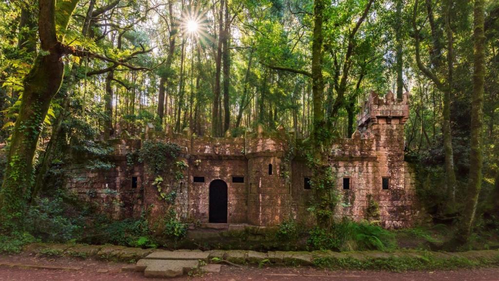 Castillo de O Frendoal en el Bosque de Aldán
