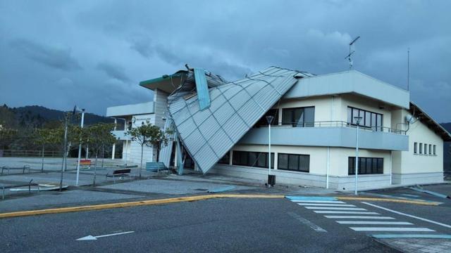 Desprendimiento del tejado de la Casa Consistorial de Pazos de Borbén