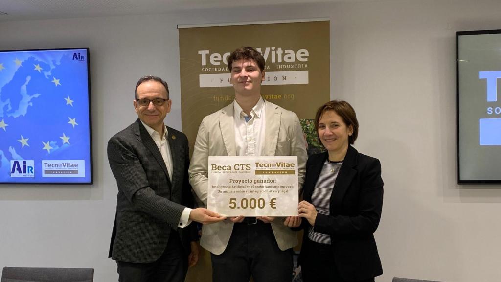 Javier Escribano, director de la Fundación Tecnovitae; Fernando Cagigas Villar, ganador de la beca; y Azucena Pérez, responsable de Iniciativas de la Fundación Tecnovitae.