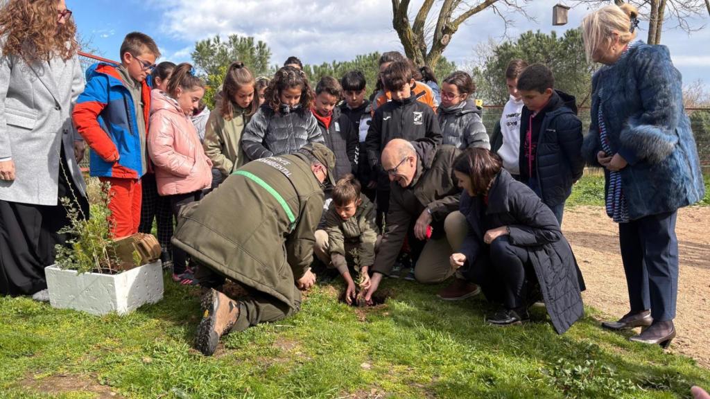 El delegado territorial, Fernando Prada, en la plantación de árboles en el CEIP Riomanzanas junto a estudiantes y personal del Servicio Territorial de Medioambiente