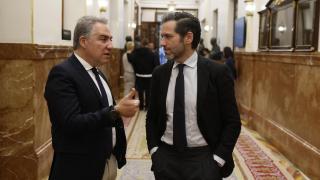 Los diputados del PP Elías Bendodo y Borja Sémper conversan en los pasillos del Congreso este jueves.