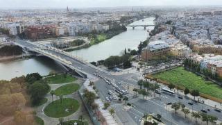 Las infraestructuras que regulan el paso del Guadalquivir por la capital.