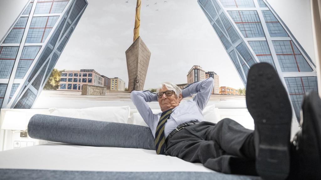 Alfredo Amestoy, estrella de la tele en la Transición: el día de su entrevista, tumbado en la cama de su habitación en el Hotel Mayorazgo.