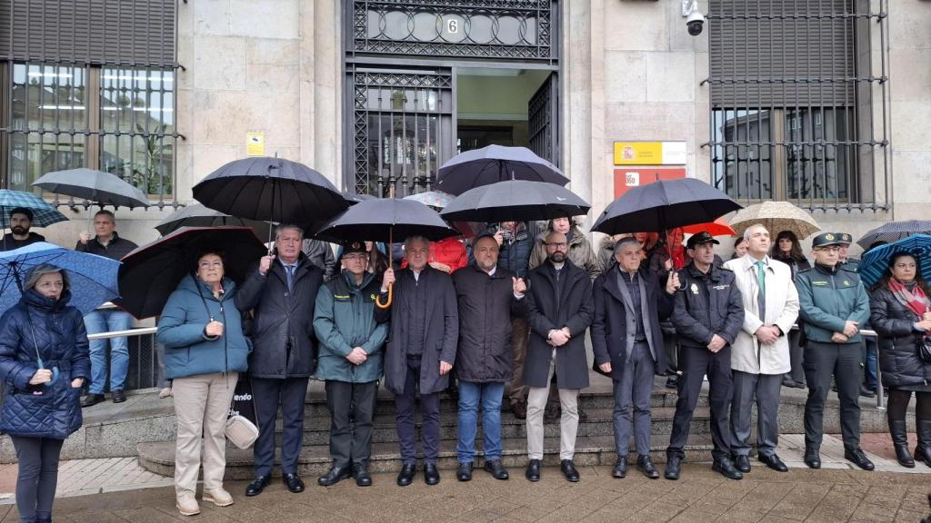 Image del minuto de silencio en la Subdelegación del Gobierno en León, donde ha participado Nicanor Sen