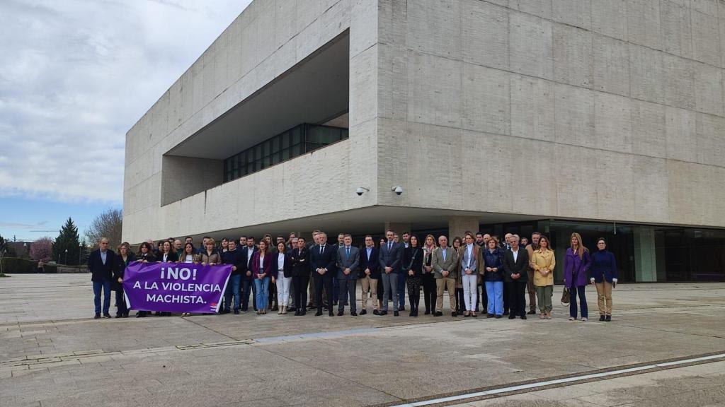 Minuto de silencio en las Cortes de Castilla y León, con la participación del presidente de la Cámara, Carlos Pollán