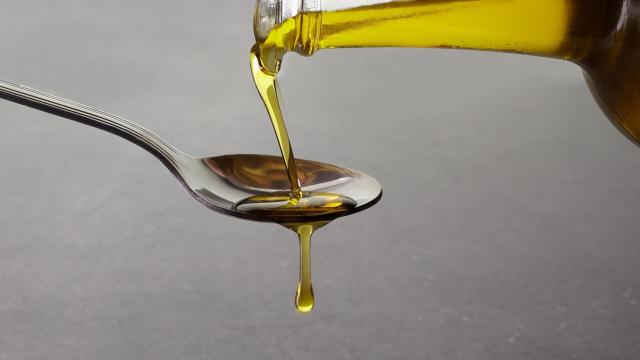 Vertiendo aceite en una cuchara.