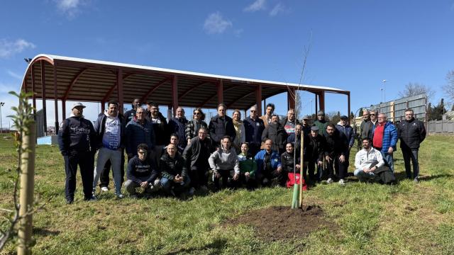 El alcalde de Salamanca, Carlos García Carbayo, en la plantación del bosque del deporte