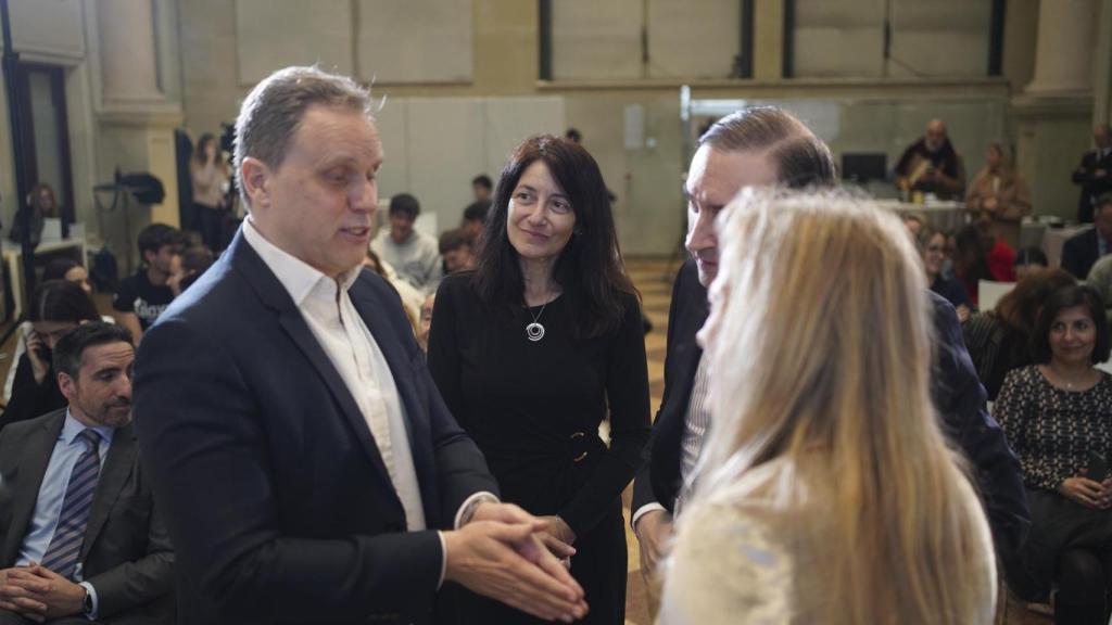 De izquierda a derecha; Daniel Lacalle,  doctor en Economía y columnista de EL ESPAÑOL; Mamen Vázquez, directora general de EL ESPAÑOL;