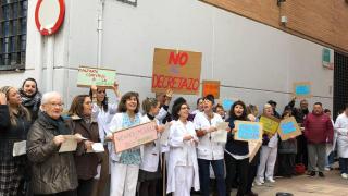 Concentración contra el decreto de Sanidad en el centro de salud San Pablo, en Zaragoza