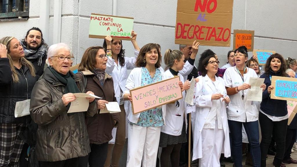 Concentración contra el decreto de Sanidad en el centro de salud San Pablo, en Zaragoza