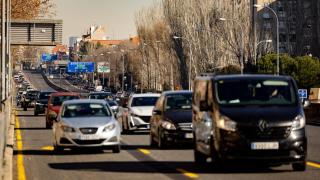 Varios vehículos en la A-5.