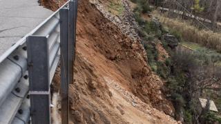 Carretera CM-3203, kilómetro 60, a su paso por Ayna, cortada a causa de unos desprendimientos. Foto:  Víctor Fernández / Europa Press.