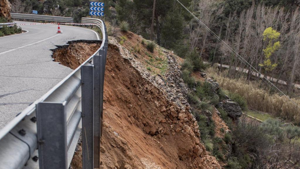 Carretera CM-3203, kilómetro 60, a su paso por Ayna, cortada a causa de unos desprendimientos. Foto:  Víctor Fernández / Europa Press.