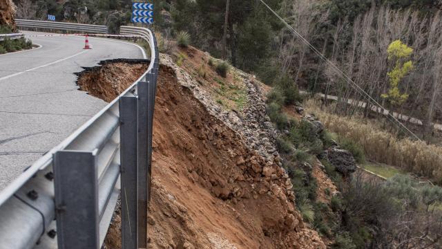 Carretera CM-3203, kilómetro 60, a su paso por Ayna, cortada a causa de unos desprendimientos. Foto:  Víctor Fernández / Europa Press.