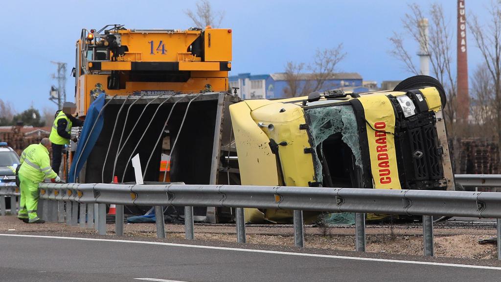El conductor de un camión resultó herido de levedad tras volcar su vehículo en la autovía A-62, en el término municipal de Dueñas (Palencia), en sentido Burgos, y generó varios kilómetros de retenciones