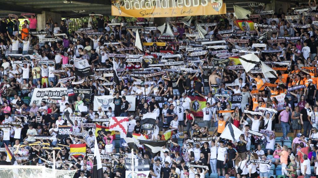 Afición del Salamanca CF UDS en el Estadio Helmántico en una imagen de archivo