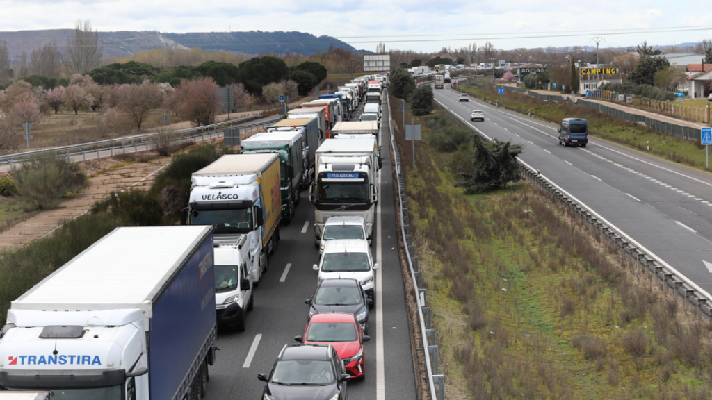 Las retenciones provocadas por el vuelco del camión en la A-62