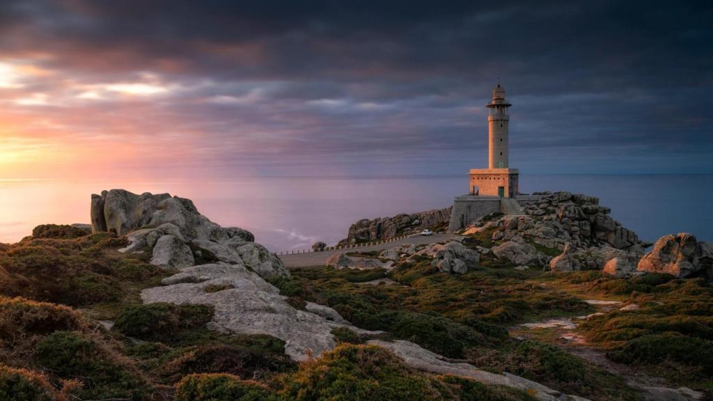 Puesta de sol en el Faro de Punta Nariga, en Malpica de Bergantiños (A Coruña)