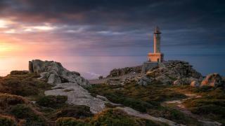 Puesta de sol en el Faro de Punta Nariga, en Malpica de Bergantiños (A Coruña)