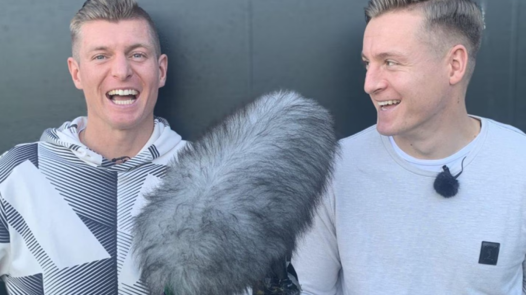 Toni Kroos y su hermano Félix, durante su podcast.